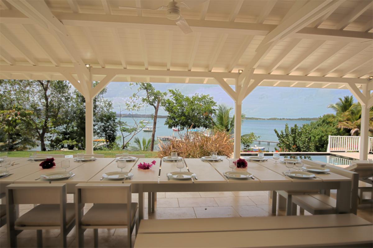13 Location Villa 10 personnes Martinique - table terrasse